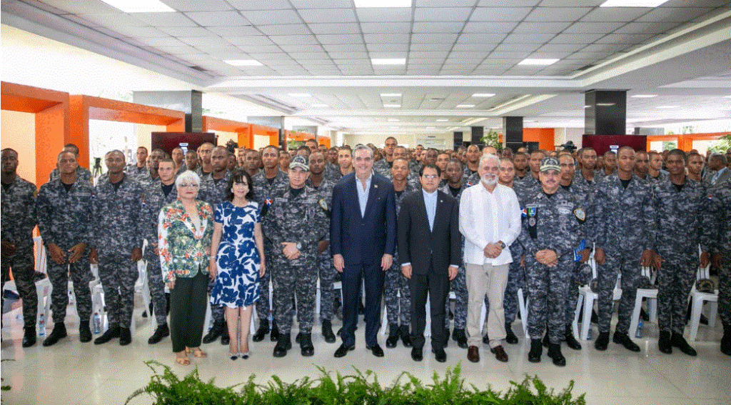 ABINADER Y MILITARES 2 Abinader encabeza graduación de 757 policías en derechos humanos y convivencia ciudadana