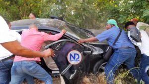 Conductor cae a matorrales al perder control de vehículo en Barahona