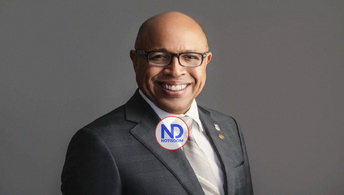 Alfredo Pacheco inscribe precandidatura a diputado