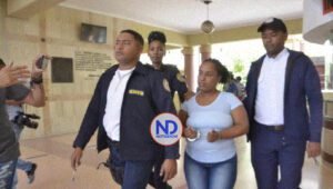 Envían a prisión mujer que fue filmada golpeando a su hijastro en Santiago