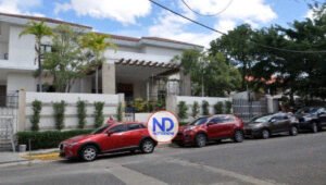 Abinader presentó tos y fiebre; sigue recluido en su residencia