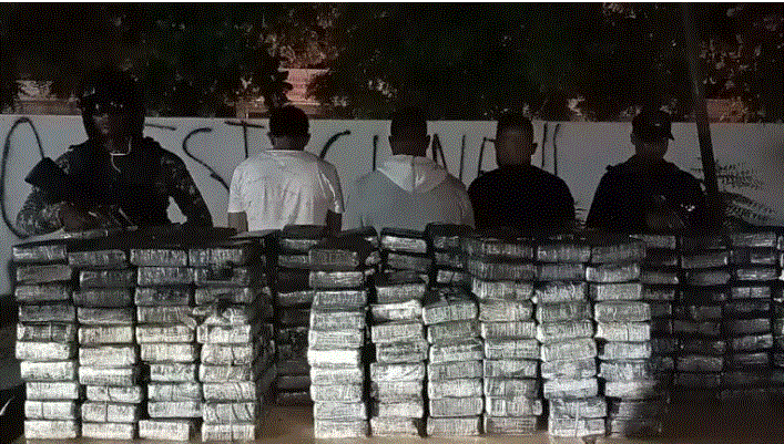 COCAINA 76 Ocupan 245 paquetes de coca y apresan a seis personas en Barahona