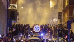 Cientos de detenidos en quinta noche seguida de protestas en Francia