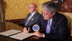 Presidente de Ecuador emite decretos para aliviar deudas de universitarios y empresarios