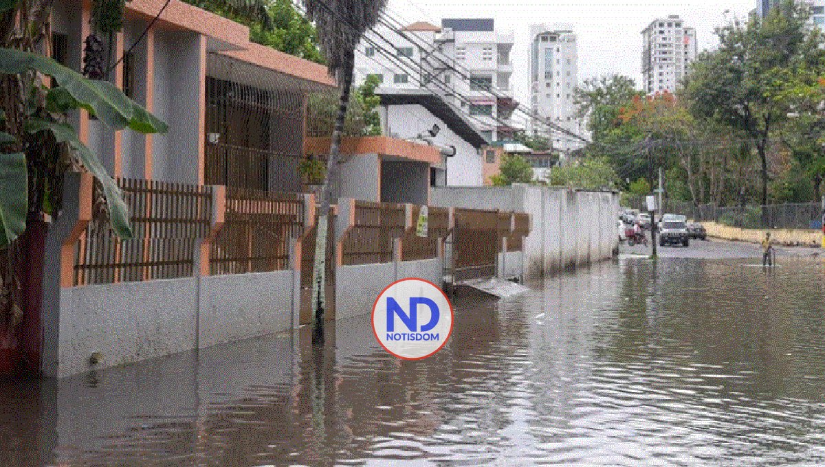 COE sube a 12 provincias en alerta por fuertes lluvias onda tropical