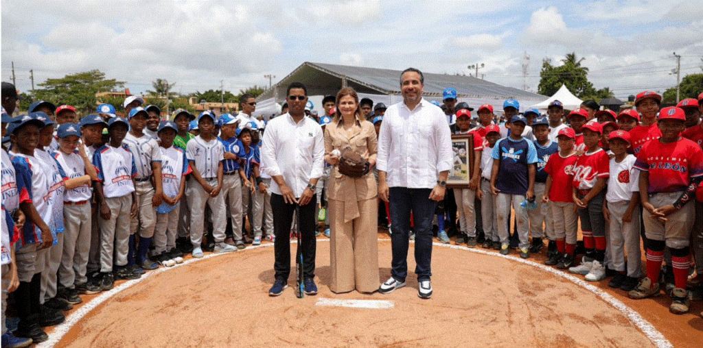 El Gobierno entrega un liceo y un complejo deportivo, en dos actos 4 RAQUEL PENA 83 El Gobierno entrega un liceo y un complejo deportivo, en dos actos