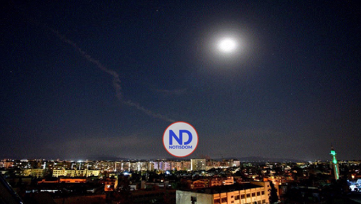 Un misil de defensa aérea explota en el aire camino a Israel