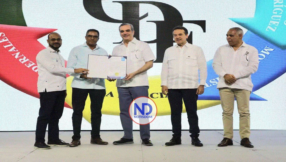 Abinader entrega más de 300 títulos de propiedad en Montecristi 2 Abinader entrega más de 300 títulos de propiedad en Montecristi