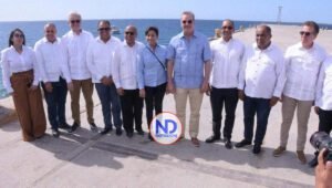 Gobierno inicia rehabilitación de puerto Manzanillo; entrega títulos