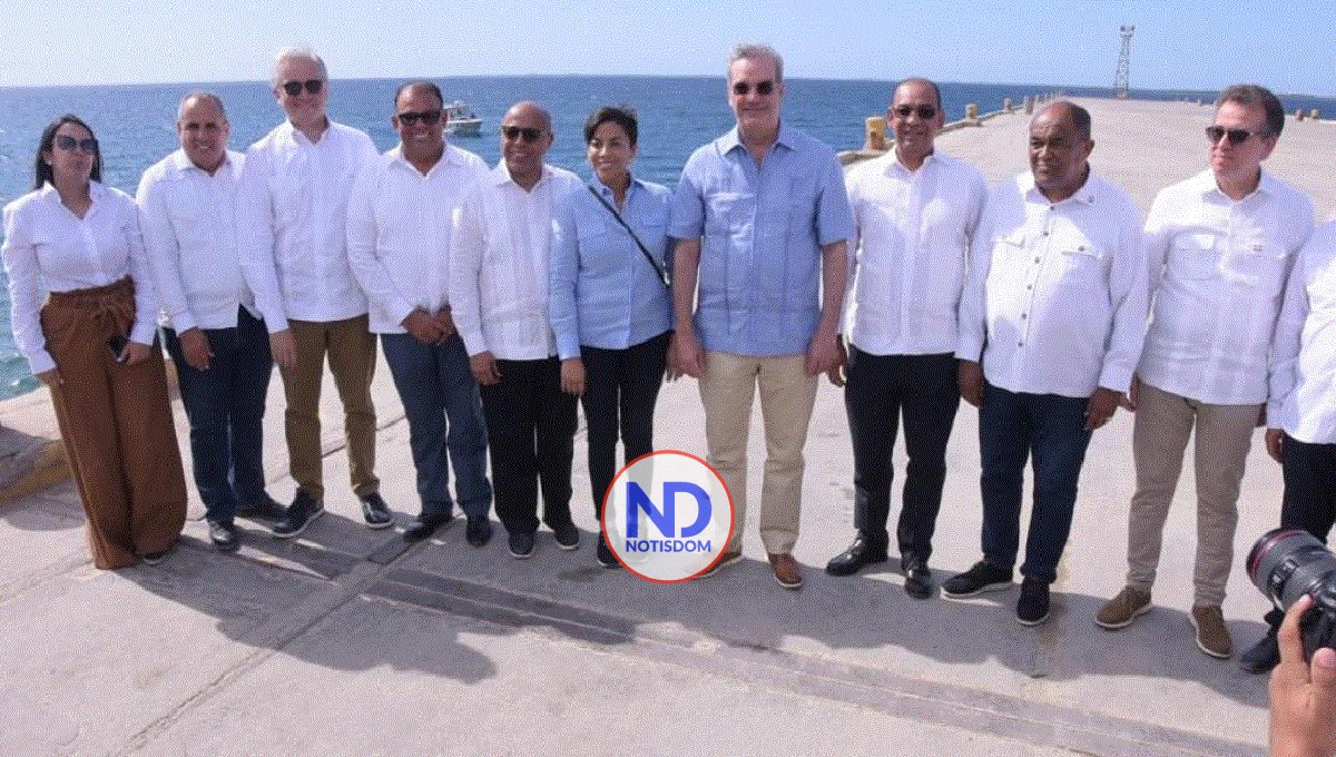 Gobierno inicia rehabilitación de puerto Manzanillo; entrega títulos