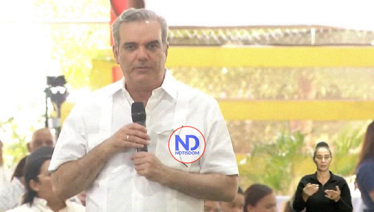 Gobierno inicia rehabilitación de puerto Manzanillo; entrega títulos