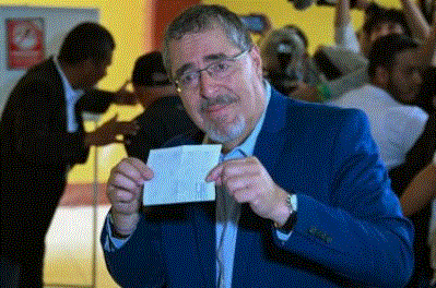 Bernardo Arevalo Correísmo lidera las elecciones en Ecuador; izquierda en Guatemala