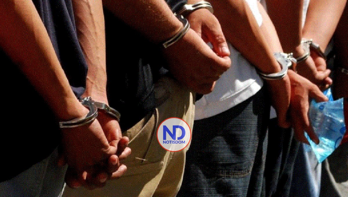 Arrestan 3 agentes PN atracaron hombre en el ensanche Isabelita 2 Arrestan 3 agentes PN atracaron hombre en el ensanche Isabelita