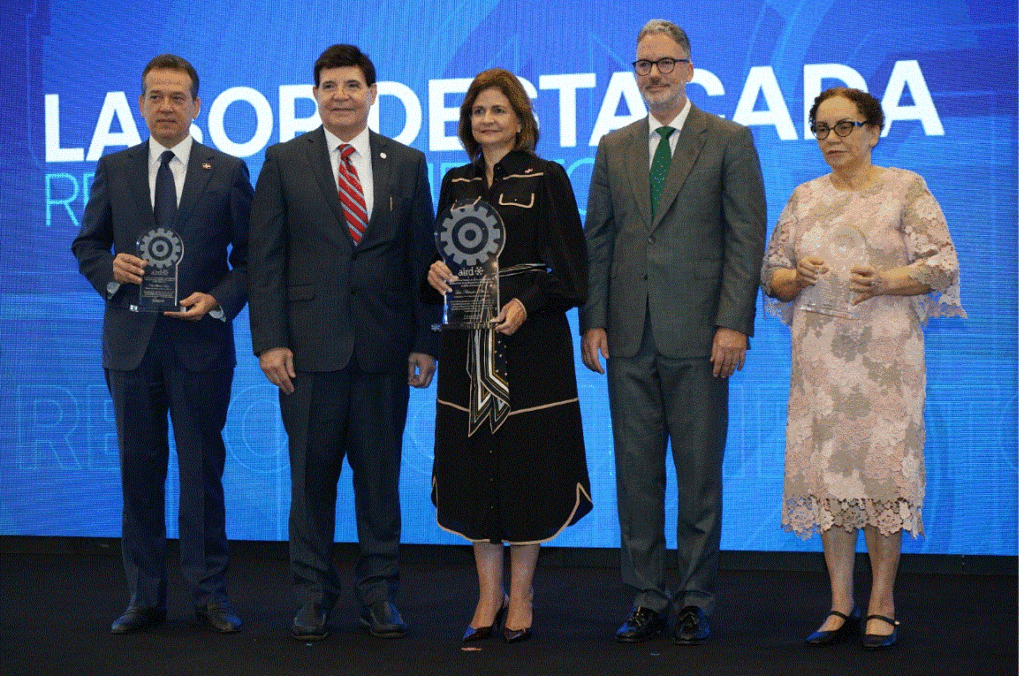 MICM y AIRD celebran foro sobre combate al comercio ilícito 5 RAQUEL PENA 88 MICM y AIRD celebran foro sobre combate al comercio ilícito