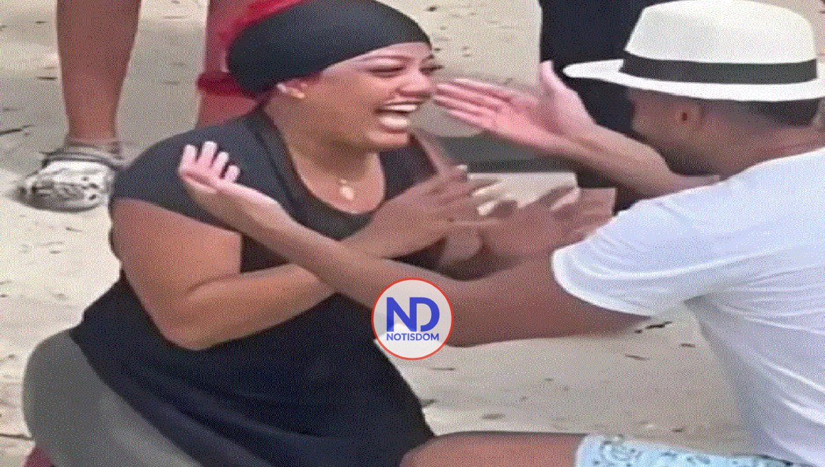 Fanática es sorprendida por Romeo Santos