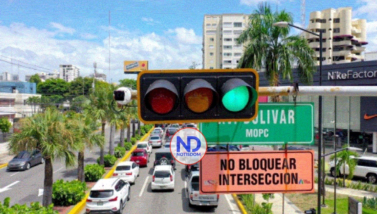 Militares y policías vigilan semáforos tras apagón masivo