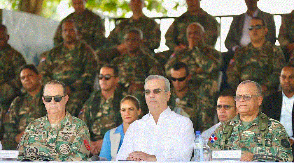ABI 4 El Presidente dominicano entrega 20 vehículos blindados al Ejército