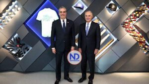 Presidente Luis Abinader se reúne con Comisionado MLB