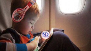 Pediatra recomienda proteger sistema auditivo de niños durante viajes aéreos