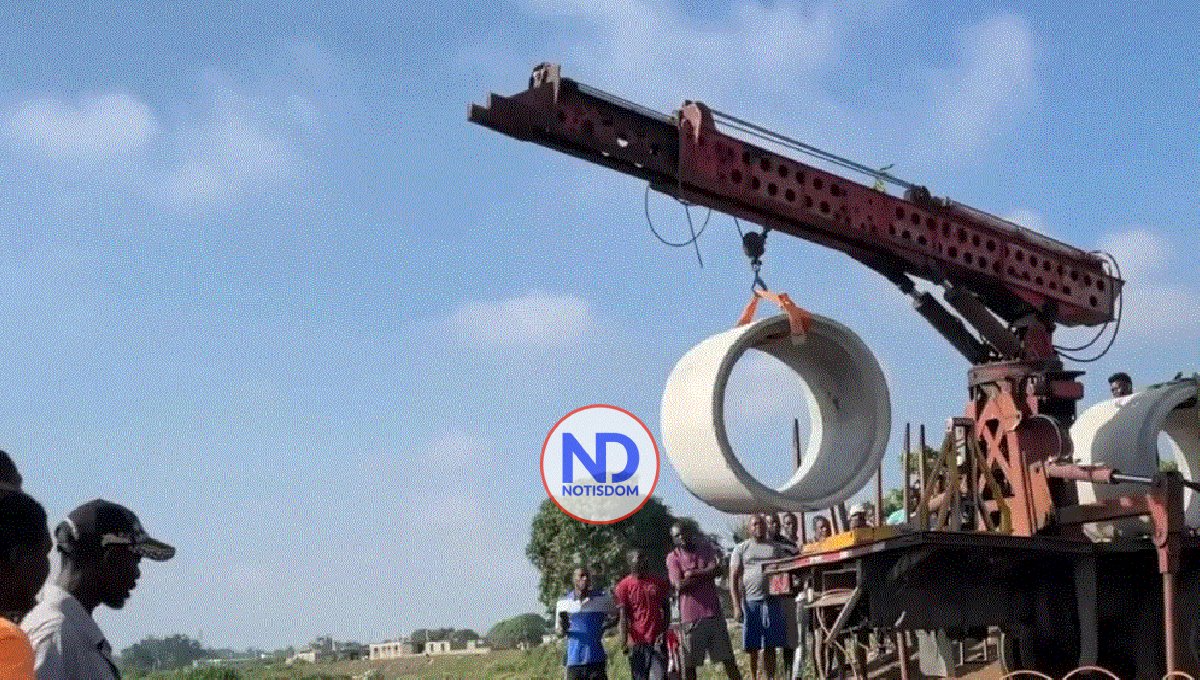 Haitianos colocan hormigón para conectar canal con el río masacre