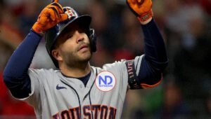 José Altuve pega 3 jonrones consecutivos en juego contra Rangers