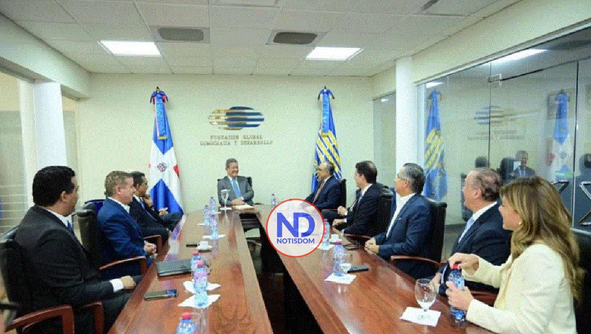 Leonel Fernández se reúne en Funglode con comisión Conep