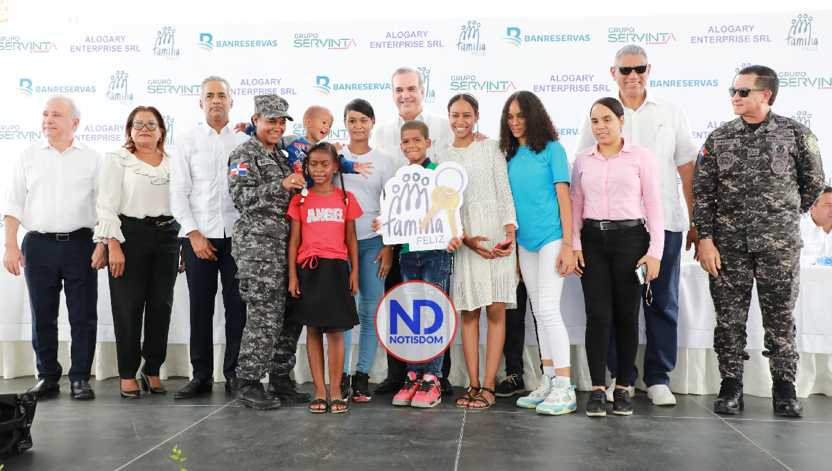 Presidente Abinader entregó 177 viviendas de Familia Feliz en Los Alcarrizos 2 Presidente Abinader entregó 177 viviendas de Familia Feliz en Los Alcarrizos