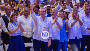 Abinader asegura a partir de octubre el salario mínimo de policías será de 510 dólares