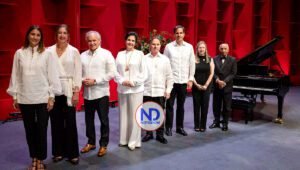 Donan un nuevo piano al Teatro Nacional