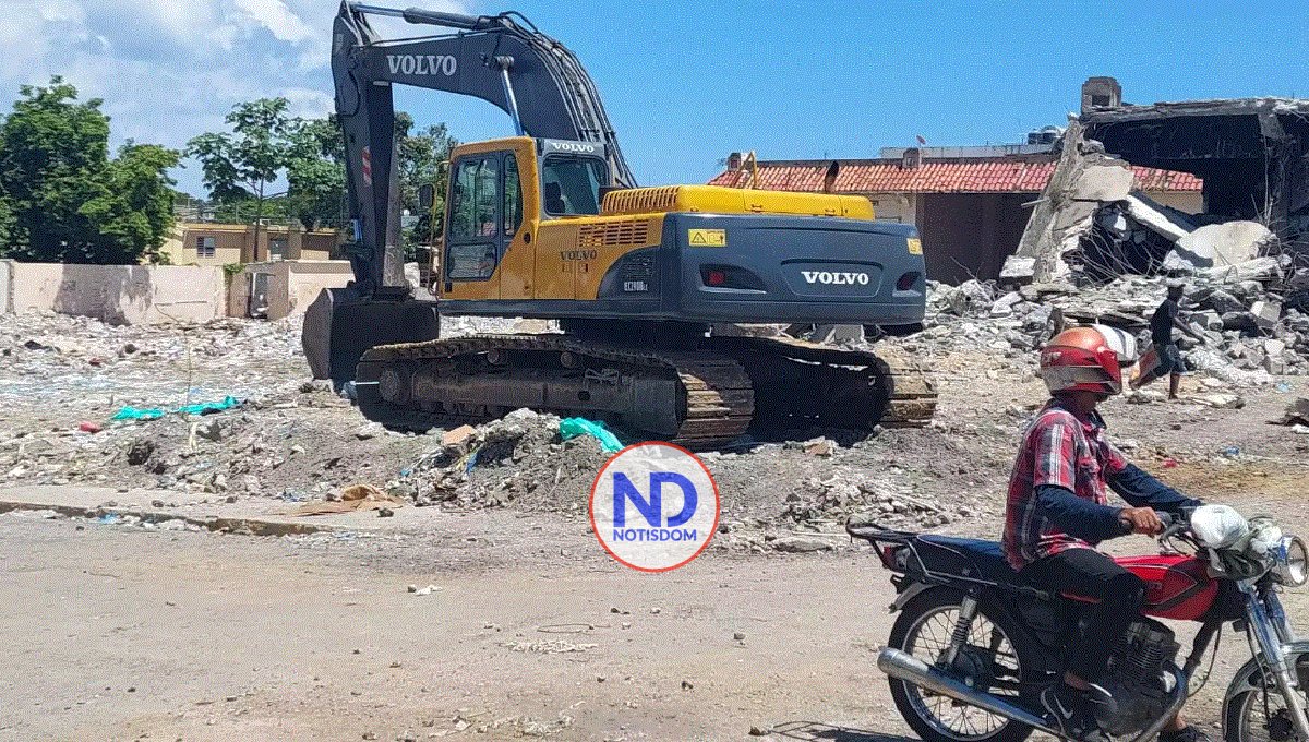 Paralizan demolición en San Cristóbal tras máquina presentar fallas