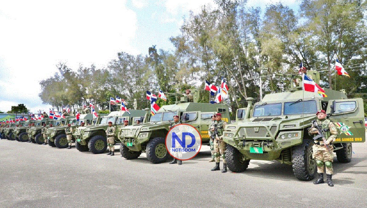 El Presidente dominicano entrega 20 vehículos blindados al Ejército
