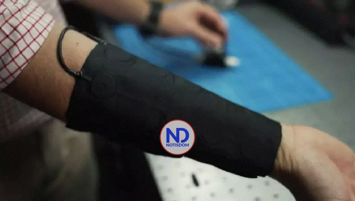 Dispositivo ponible ayuda a seguir una ruta a través de golpecitos en la muñeca