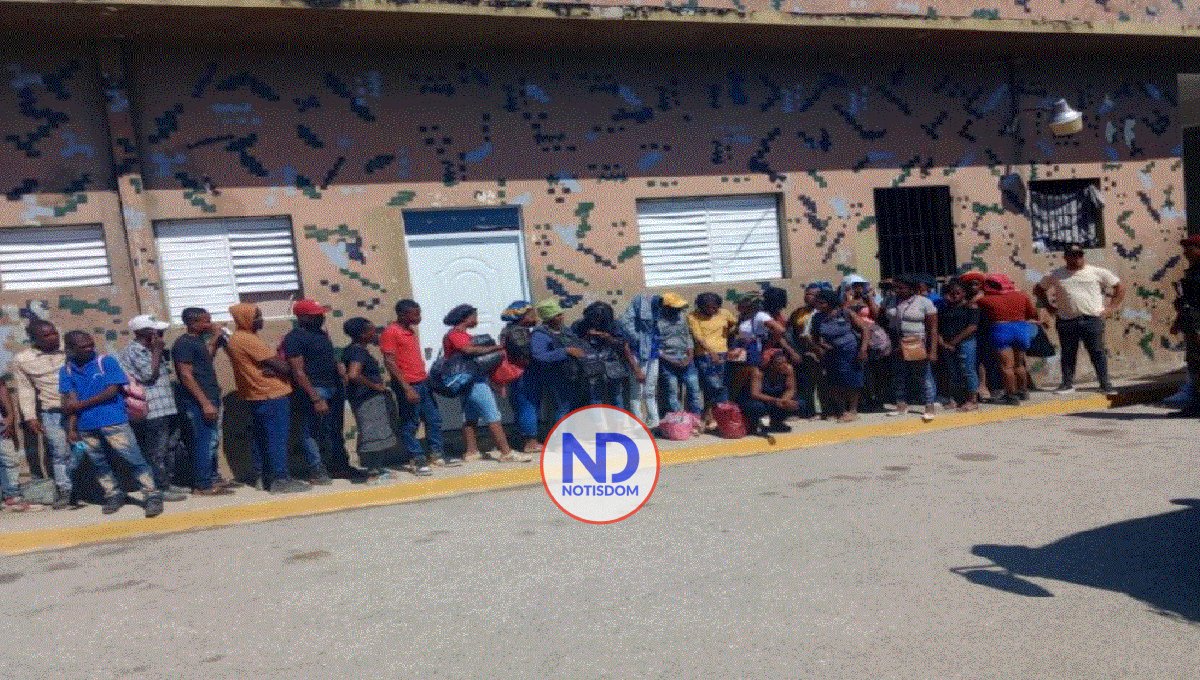 Detienen caravana 58 haitianos indocumentados en el sur de RD 2 Detienen caravana 58 haitianos indocumentados en el sur de RD