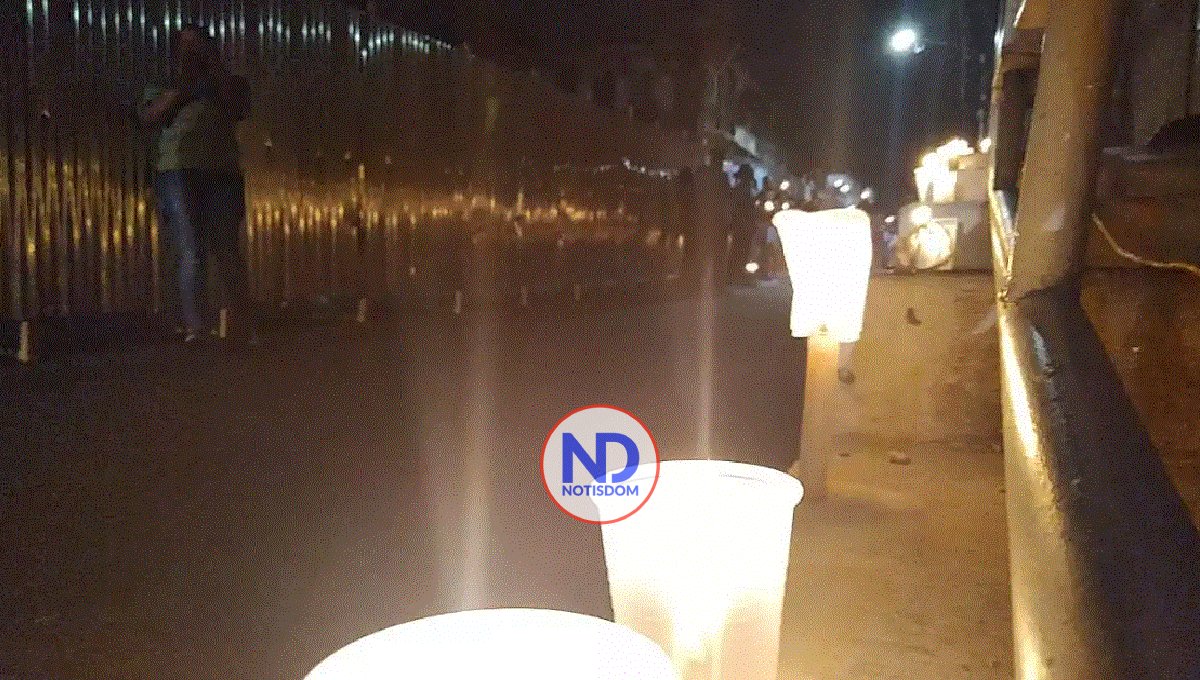 Realizan encendido de velas en memoria de los fallecidos en San Cristóbal