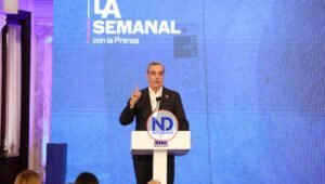 El Presidente Abinader habla en LA Semanal con la prensa