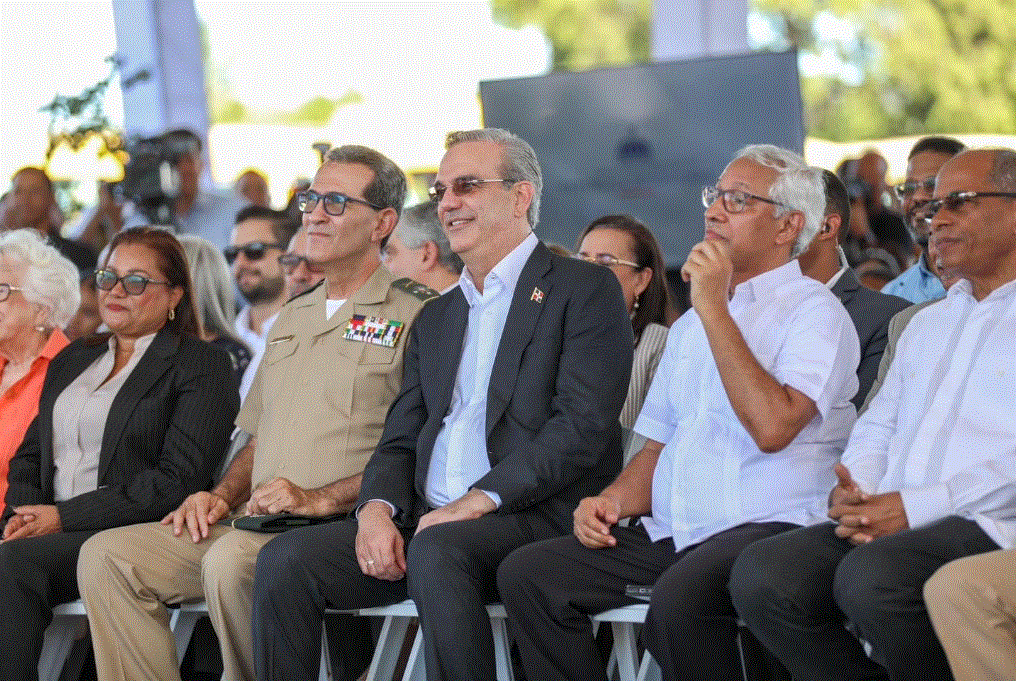 Gobierno inicia Programa de Transporte Escolar; dice se ampliará a todo el país 4 ABINADER 744 2 Gobierno inicia Programa de Transporte Escolar; dice se ampliará a todo el país