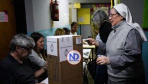 Argentinos eligen presidente en medio de crisis y malestar social