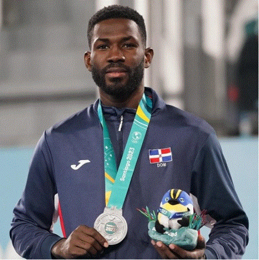 BERNALDO PIE Pesas, karate y clavado inscribe RD en medallero Panam