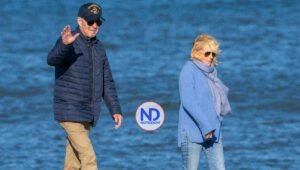 Critican Biden se relaje en la playa «mientras el mundo arde»