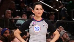 Che Flores se identifica como el primer árbitro transgénero no binario de la NBA