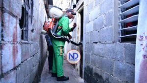 Fumigan en sectores de SDE por dengue