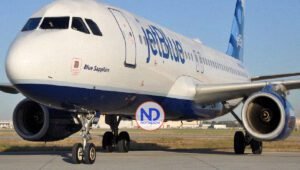 Avión de JetBlue pierde equilibro y se inclina hacia atrás