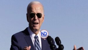 Una mujer interrumpe a Biden con gritos en defensa de Gaza durante un evento