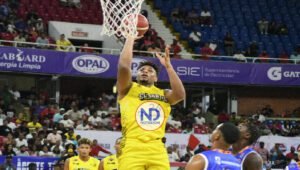 Un Luis Santos imponente guía a El Barias sobre Huellas del Siglo