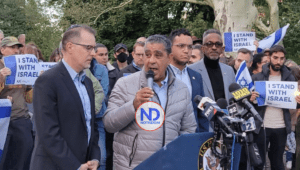 Espaillat efectúa vigilia en apoyo a Israel; NYC extrema seguridad en áreas judías
