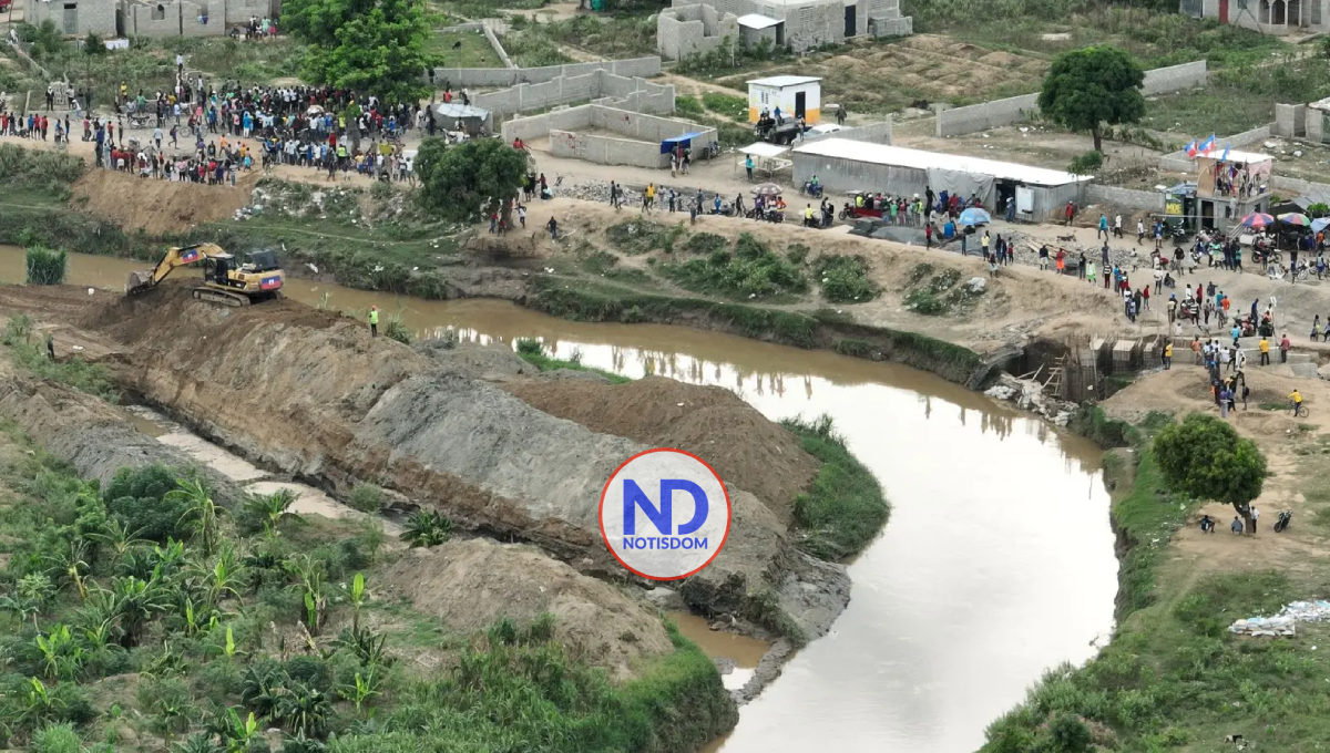 Haitianos desvían río Masacre para continuar trabajos en la obra de toma del canal