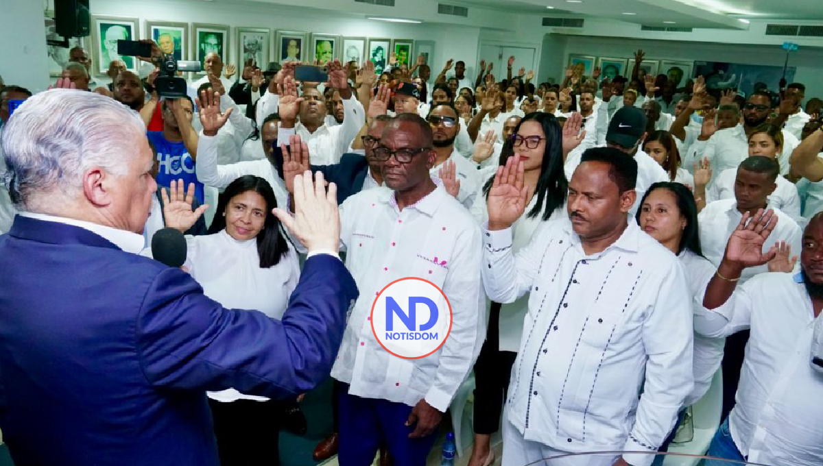 Cristian Encarnación, alcalde de Los Alcarrizos, se juramenta en el PRD