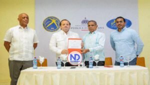 José Paliza entrega 20 MM para remodelación Club Mauricio Báez