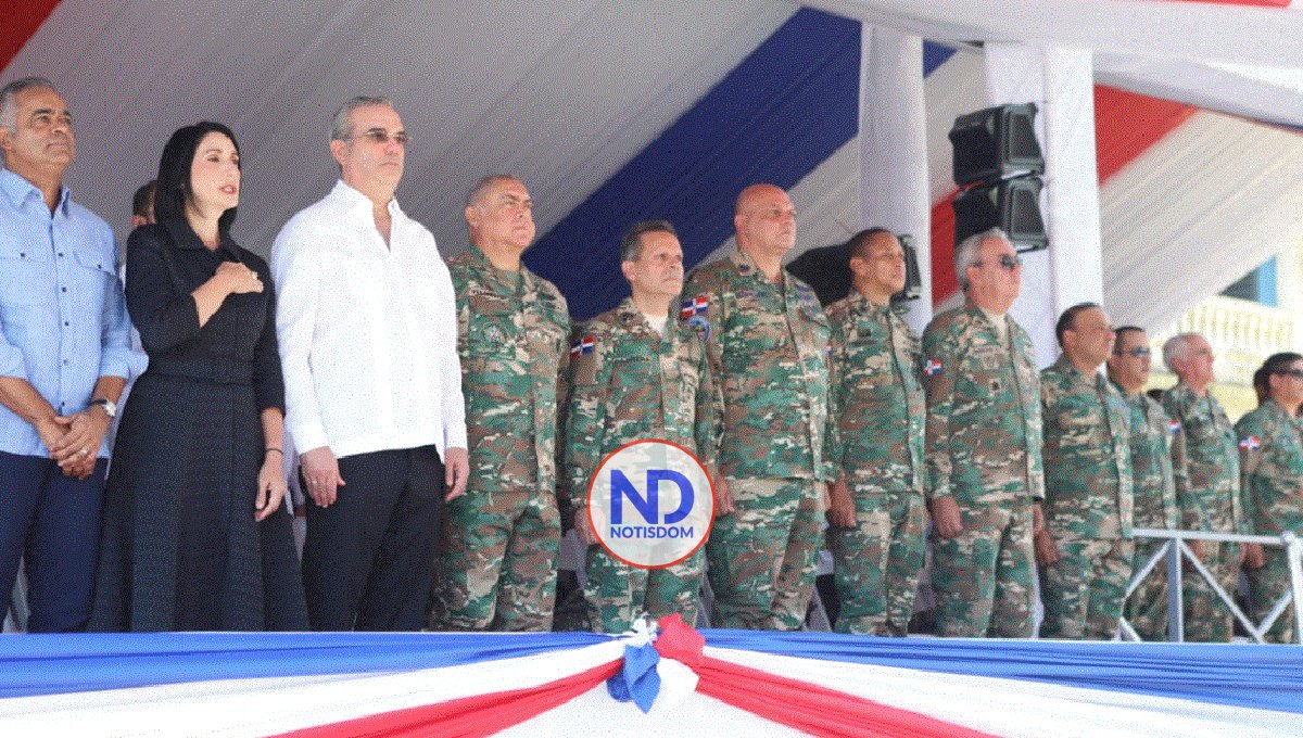 Presidente Abinader encabeza desfile militar en San Cristóbal por motivo al Día de la Constitución