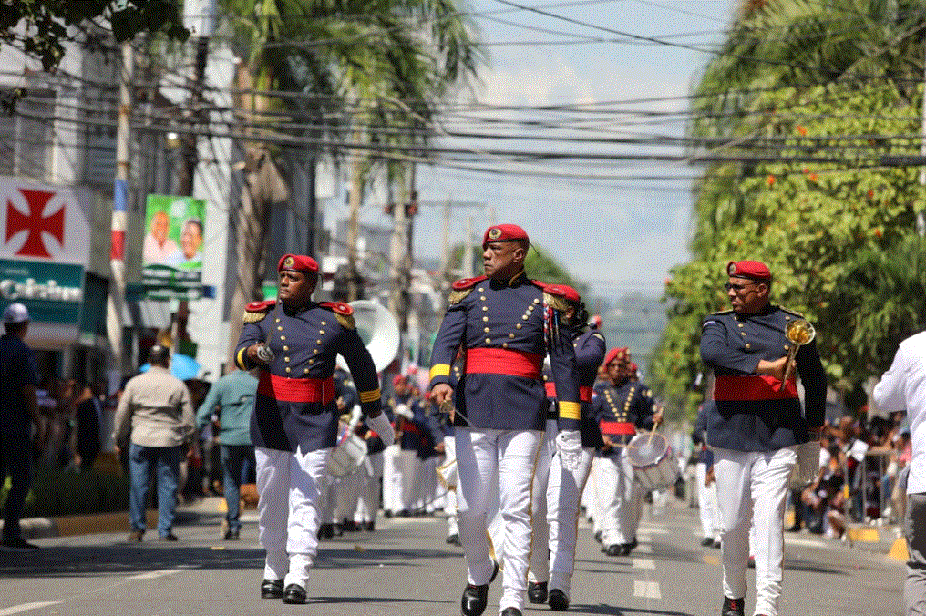 DESFILE 1 Presidente Abinader encabeza desfile militar en San Cristóbal por motivo al Día de la Constitución
